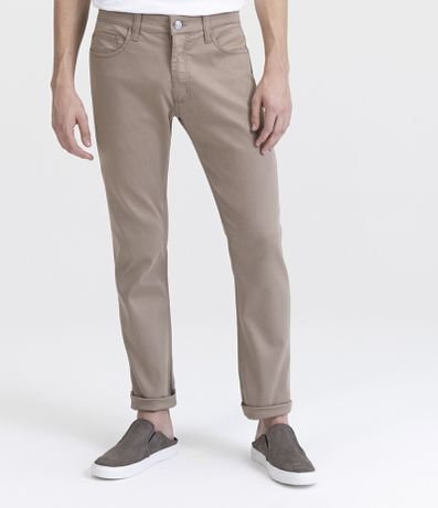Calça Slim em Sarja com Bolsos Menor preço em Calça Slim em Sarja com Bolsos