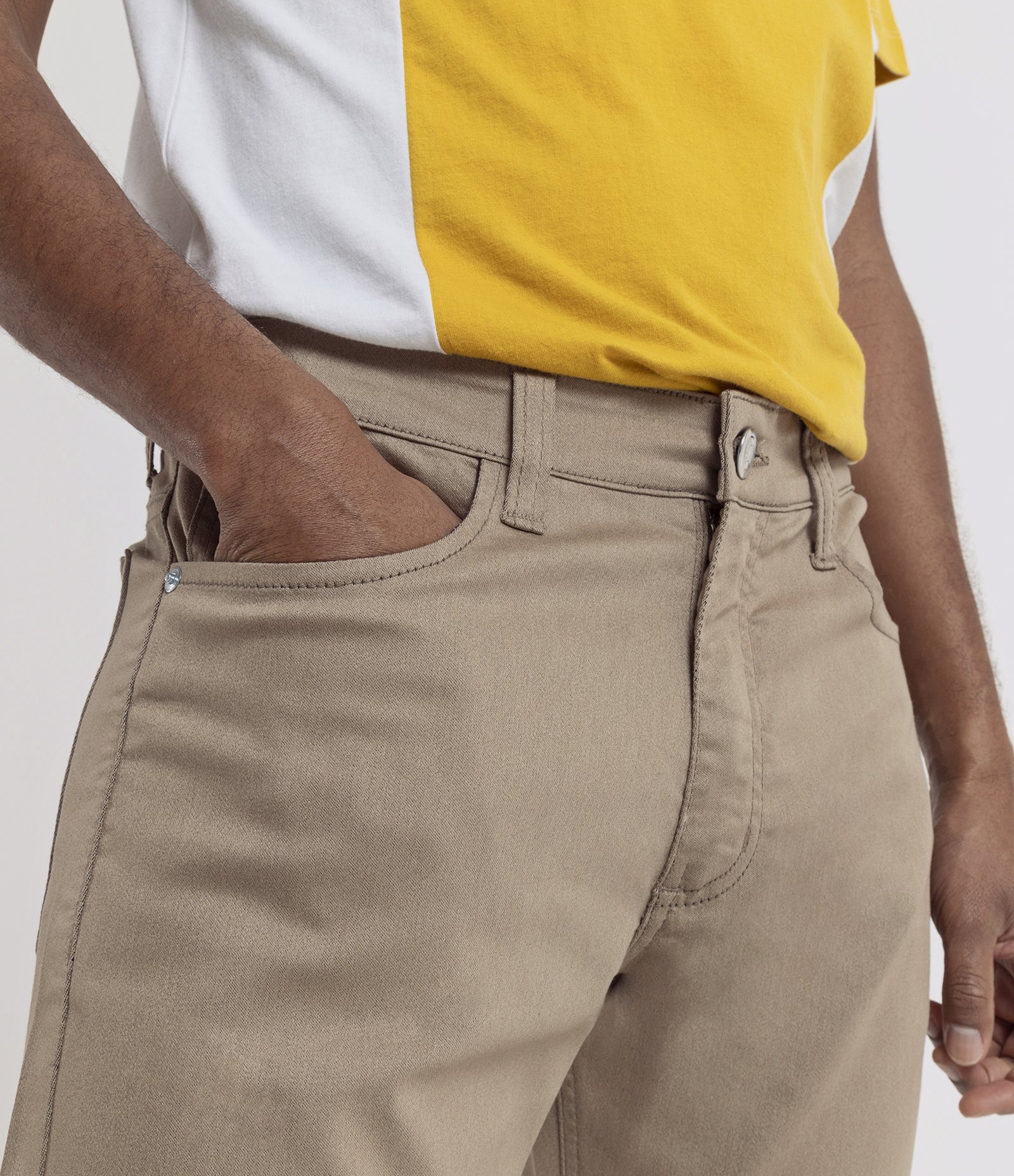 Calça Slim em Sarja com Bolsos Marrom 2