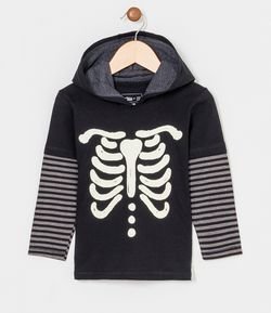 Camiseta Infantil com Capuz Estampa de Esqueleto Brilha no Escuro - 1 a 4 anos