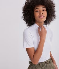 Blusa Lisa com Gola Alta 