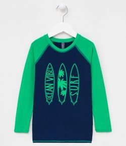 Camiseta Praia Infantil Proteção UV Estampa de Pranchas - Tam 2 a 14 anos