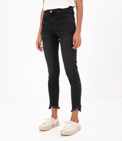 Calça Skinny Jeans com Barra Desfiada 
