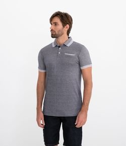 Camisa Polo Lisa com Bolso Embutido e Detalhes em Listras