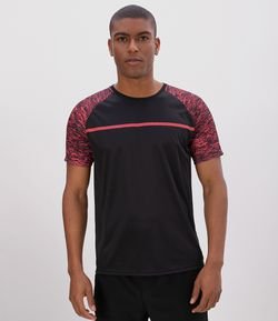 Camiseta Esportiva com Detalhe no Peito e Mangas 