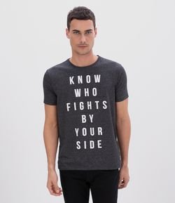 Camiseta Estampa Know Who Fights By Your Side