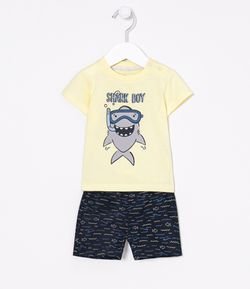 Conjunto Infantil Camiseta Estampa de Tubarão e Bermuda Estampada - Tam 0 a 18 meses