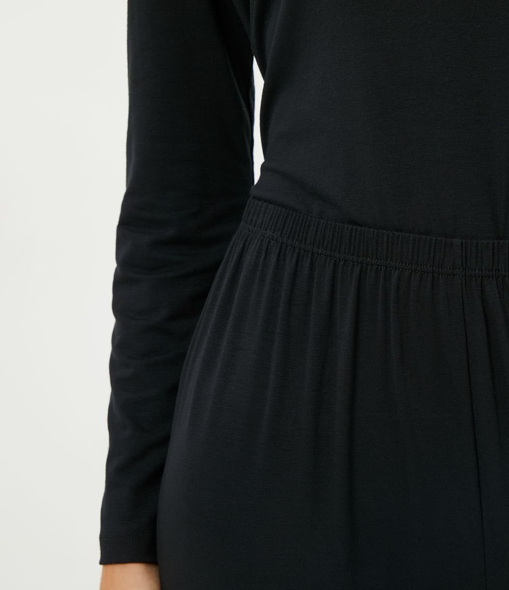 Pijama Longo Liso com Detalhes em Renda Preto