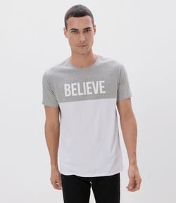 Camiseta Estampa Believe com Bloco de Cor