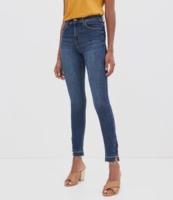 Calça Jeans Skinny Cintura Alta com Recorte na Lateral e Barra Desfeita