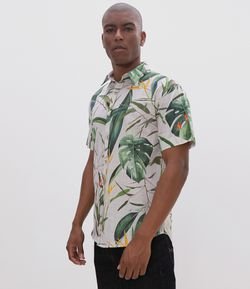 Camisa Comfort Manga Curta Estampa Folhas Verdes