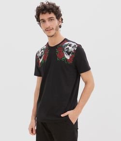 Camiseta Estampa Caveira e Rosas nos Ombros 