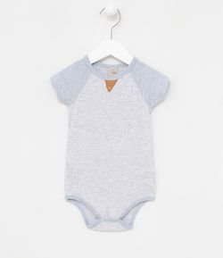 Body Infantil Liso com Detalhe no Peito - Tam 0 a 18 meses