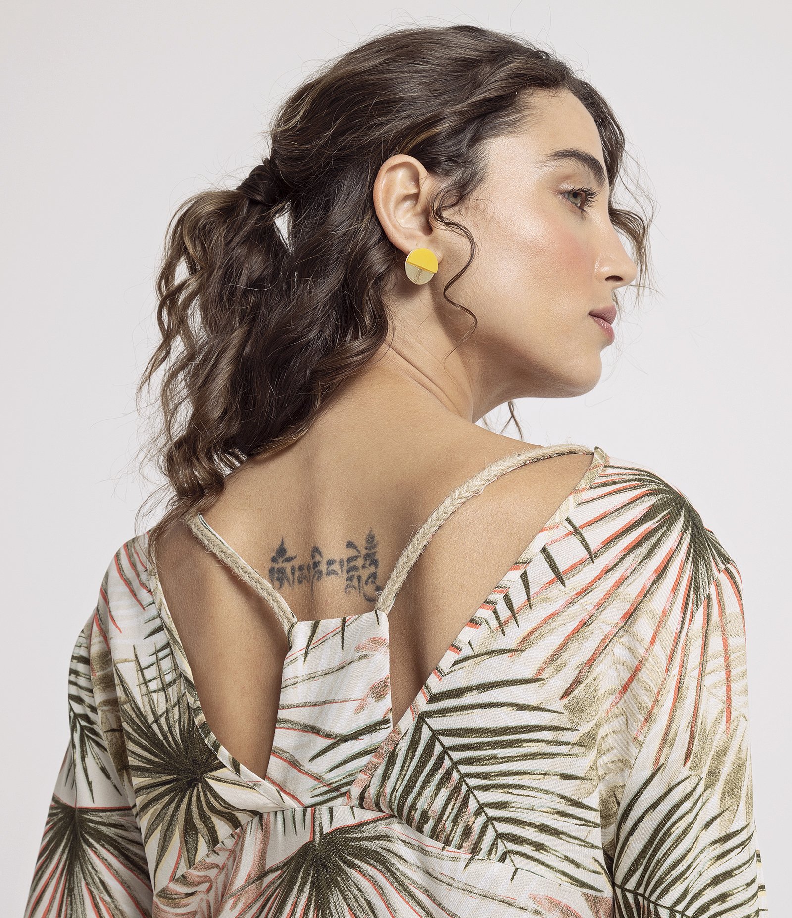 Blusa Estampada com Folhagens  Bege 2