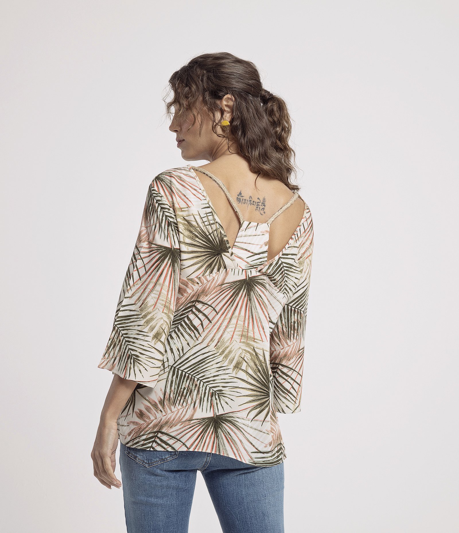 Blusa Estampada com Folhagens  Bege 3