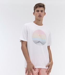 Camiseta Estampa Palmeira Minimalista com Círculo Gradiente 