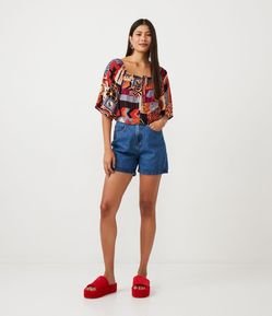 Short Mom Cintura Alta em Jeans com Bolsos com Puídos