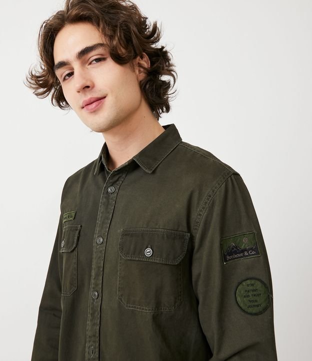 Camisa Overshirt em Sarja com Bolsos Frontais e Patchs Aplicados Verde Escuro 4
