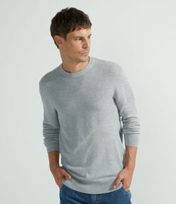 Suéter com Textura Assimétrica em Tricô