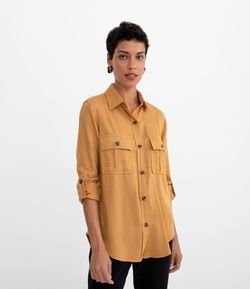 Camisa Manga Longa Lisa com Botões Tartaruga e Bolsos