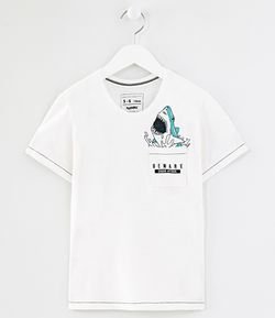 Camiseta Infantil Estampa de Tubarão no Bolso - Tam 5 a 14 anos