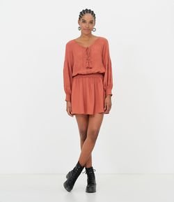 Vestido Curto com Detalhes de Renda e Tassel