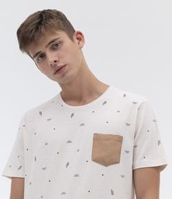 Camiseta Estampa Micro Ícones de Repetição com Bolso em Suede