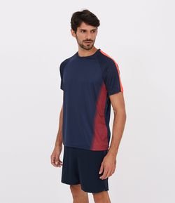 Camiseta Esportiva com Detalhe Lateral
