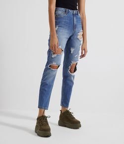 Calça Mom Jeans com Puídos e Rasgo no Joelho - Renner