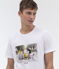 Camiseta Estampa Snoopy e Amigos na Faixa de Segurança 