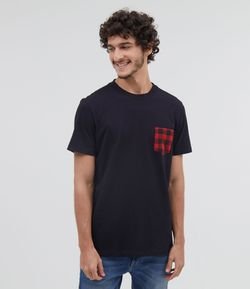 Camiseta Manga Curta Lisa com Bolso Xadrez 