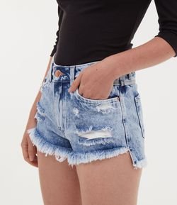 Short Jeans Marmorizado com Puídos 