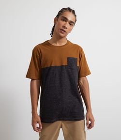 Camiseta Manga Curta Bicolor com Bolso Contrastante 