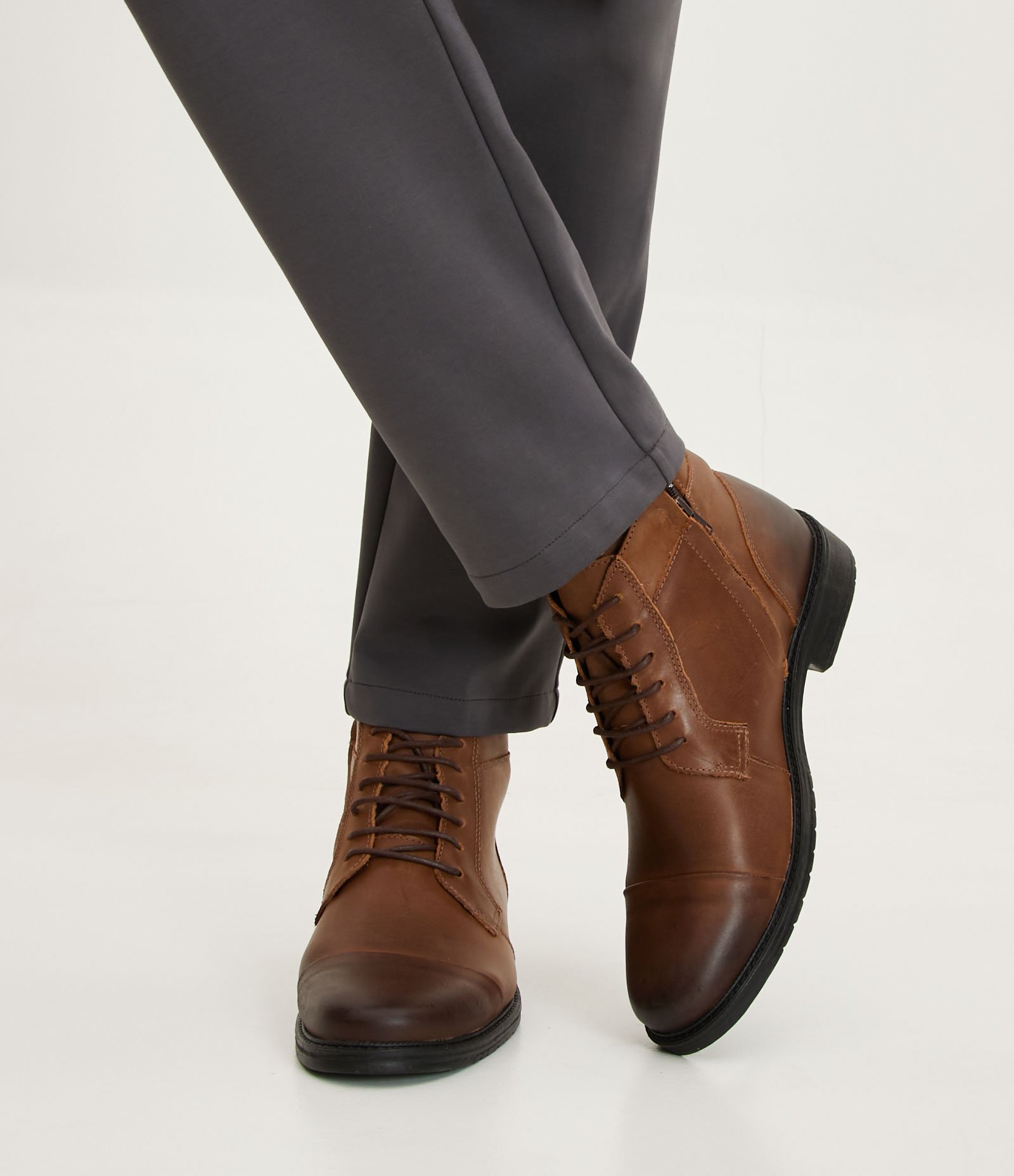 Bota Coturno Cano Baixo em Couro Nobuck com Zíper Lateral 1