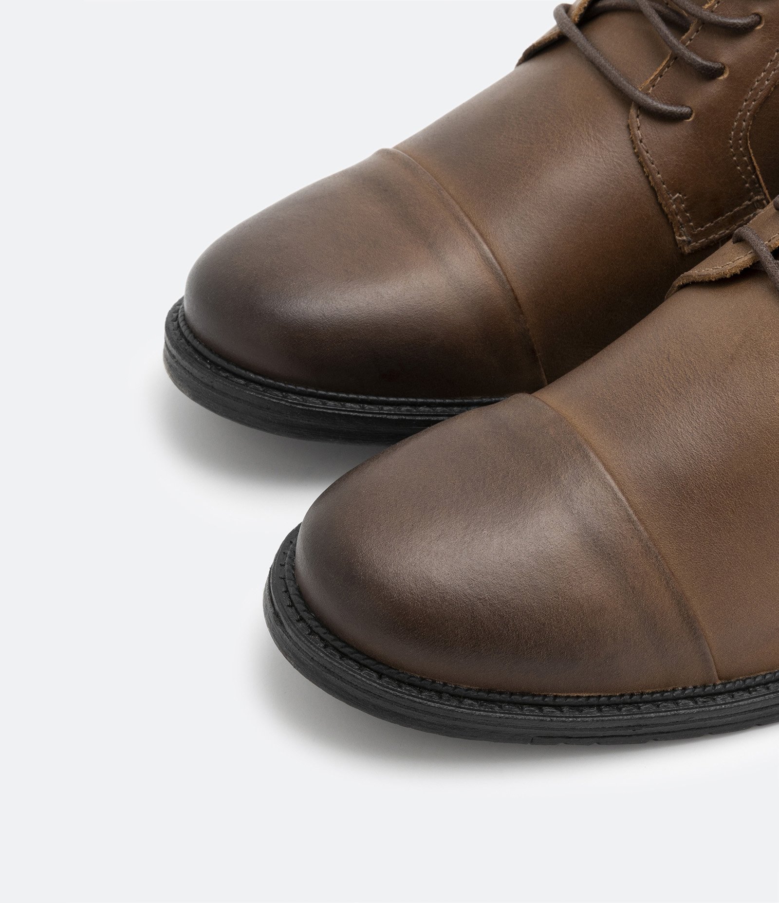 Bota Coturno Cano Baixo em Couro Nobuck com Zíper Lateral 3