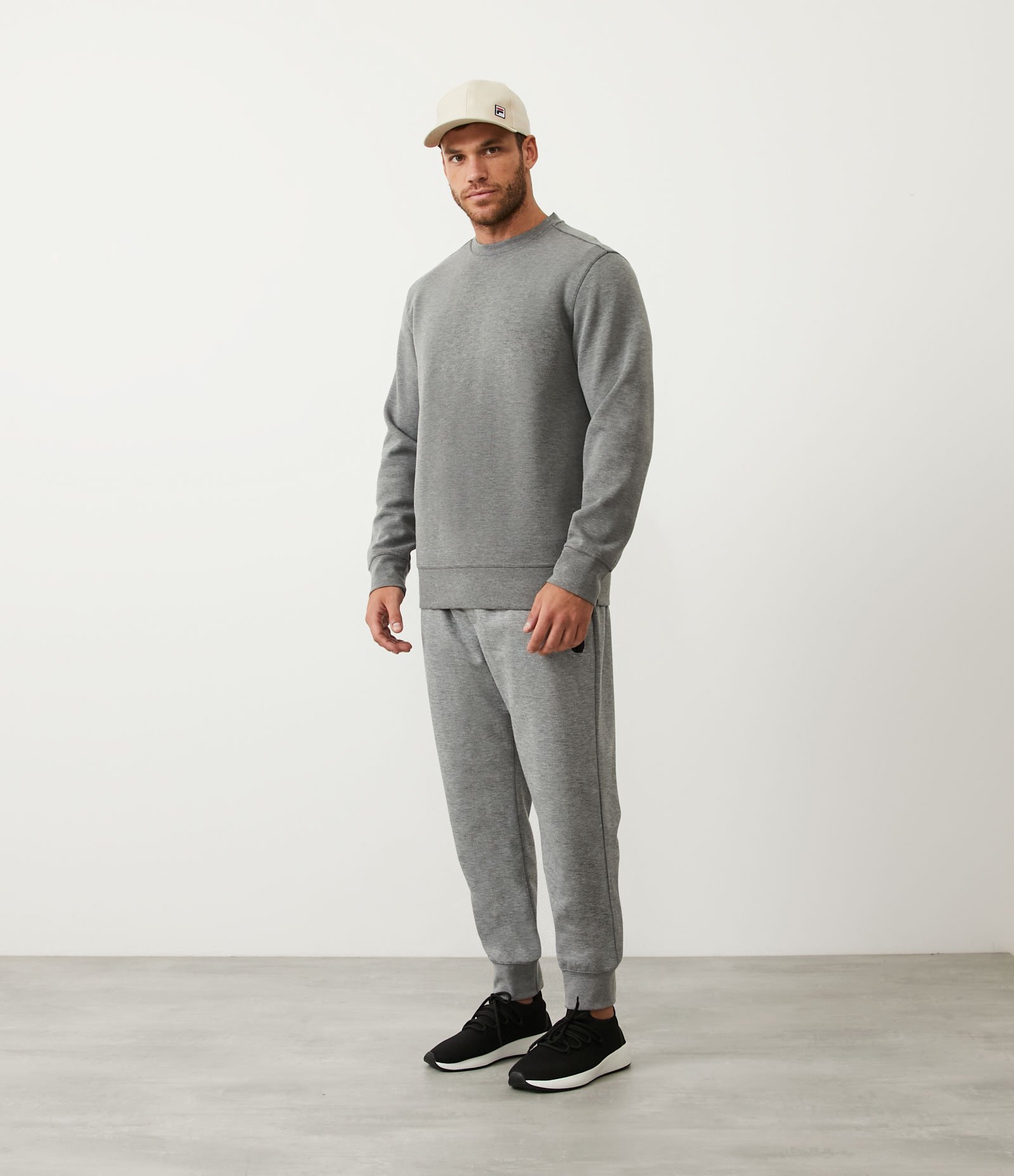 Calça Jogger Esportiva em Moletom Tecnológico Cinza Claro 1