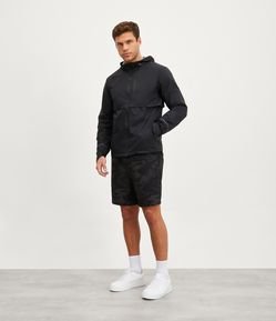 Bermuda Esportiva com Estampa Camuflada e Zíper no Bolso