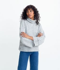 Suéter Gola Alta em Tricô com Mangas Amplas e Botões nas Laterais