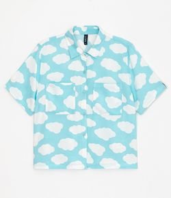Camisa Cropped Manga Curta Estampa Nuvem com Detalhe Colorido e Bolsos 