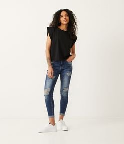 Calça Skinny em Jeans com Puídos e Barra Dobrada