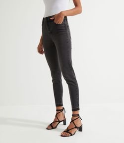 Calça Jeans Skinny com Barra Desfiada