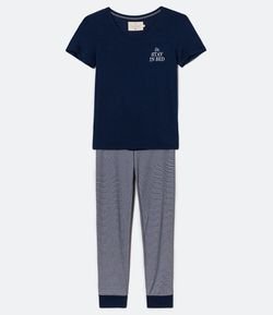 Pijama Manga Curta Estampa Lets Stay In Bed com Calça Listrada e Bolsos