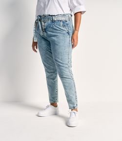 Calça Mom Jeans Cós Clochard com Cinto Faixa Curve & Plus Size