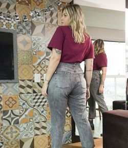 Calça Jeans Mom Marmorizada com Cinto Curve & Plus Size