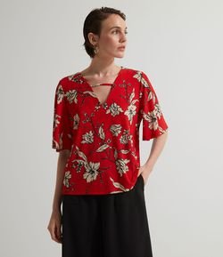 Blusa Floral com Detalhe no Decote