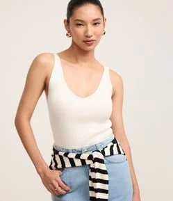 Blusa Regata Canelada em Tricô Leve com Decote V