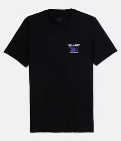 Camiseta Manga Curta em Algodão Estampa Mangá Overthinking Peito e Costas