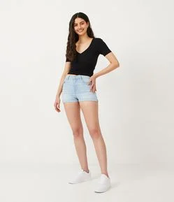 Short Hot Pants em Jeans com Barra Dobrada