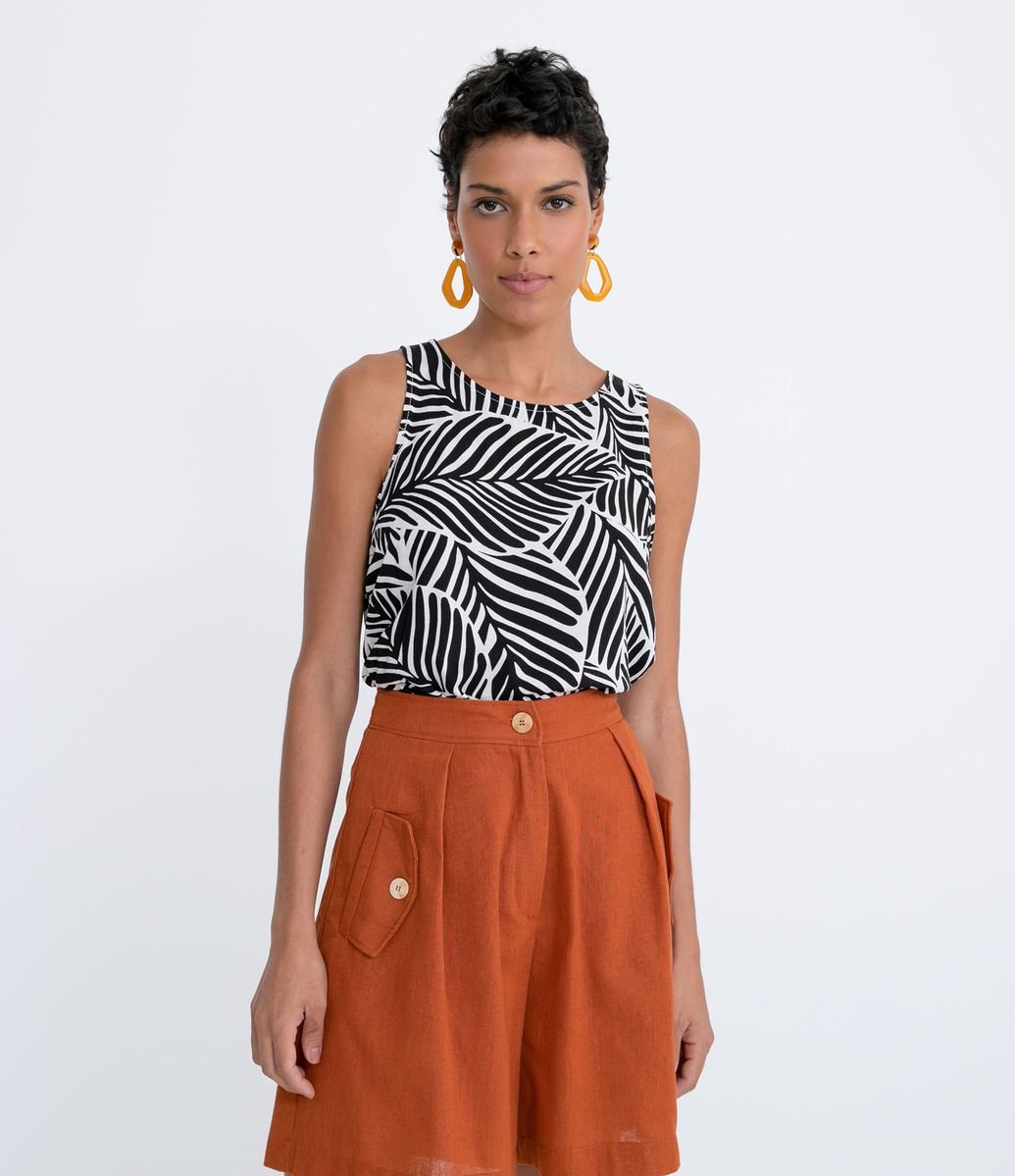 Blusa Regata em Viscose com Estampa Folhagem P&B e Abertura nas Costas Menor preço em Blusa Regata em Viscose com Estampa Folhagem P&B e Abertura nas Costas