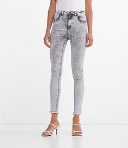 Calça Skinny Marmorizada com Bolsos em Jeans