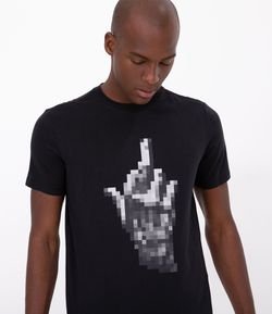Camiseta Manga Curta Estampa Mão Pixelada